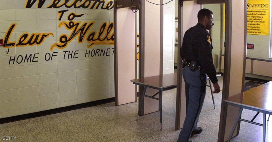  بطريقة لا تخطر على البال .. خدع جهاز كشف المعادن و كاد يدخل سلاح الى السجن