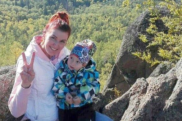 طفل يتحول إلى تمثال حجري بسبب حالة مرضية نادرة.. فما هي؟