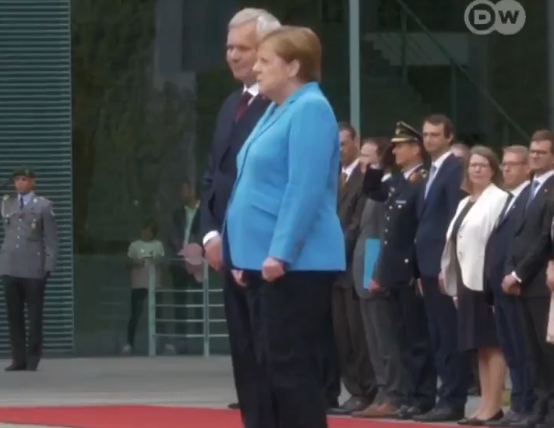 شاهد .. أنغيلا ميركل ترتجف علنا للمرة الثالثة خلال شهر