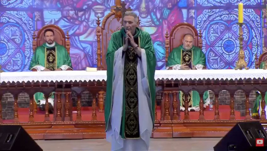  بالفيديو ... فتاة تدفع  راهب بضربة واحدة و تلقيه عن المسرح لهذا السبب