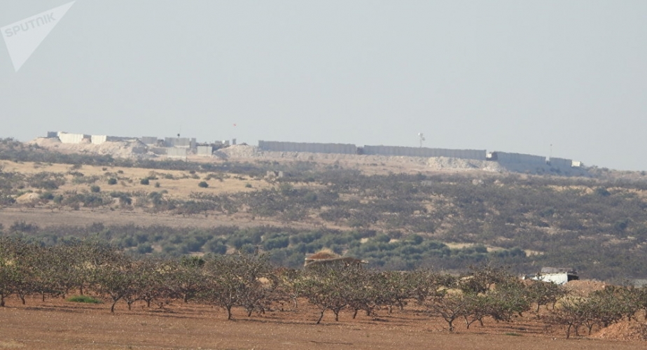 جنود أتراك من داخل النقطة التركية في مورك يرصدون لحظة مرور رتل الجيش السوري في محيطهم وتطويقهم بالكامل