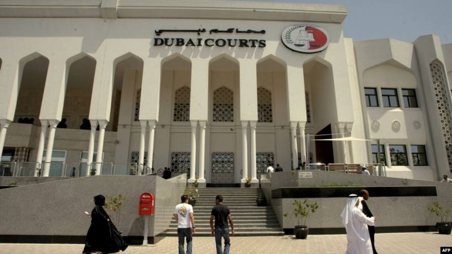 إماراتية تطلب الطلاق بسبب حب زوجها الشديد لها وتلبية كل طلباتها!