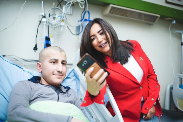 أمل عرفة تزرع بسمة مع أطفال مرض السرطان