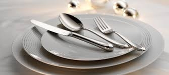 سر اختراع أدوات المائدة ومنع تناول الطعام باليدين   