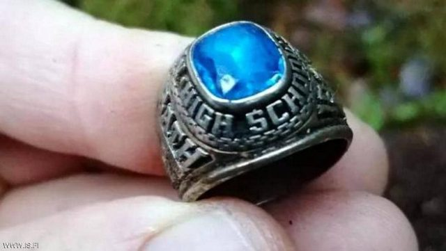 بعد 47 عاماً.. ديبرا تستعيد خاتم زوجها