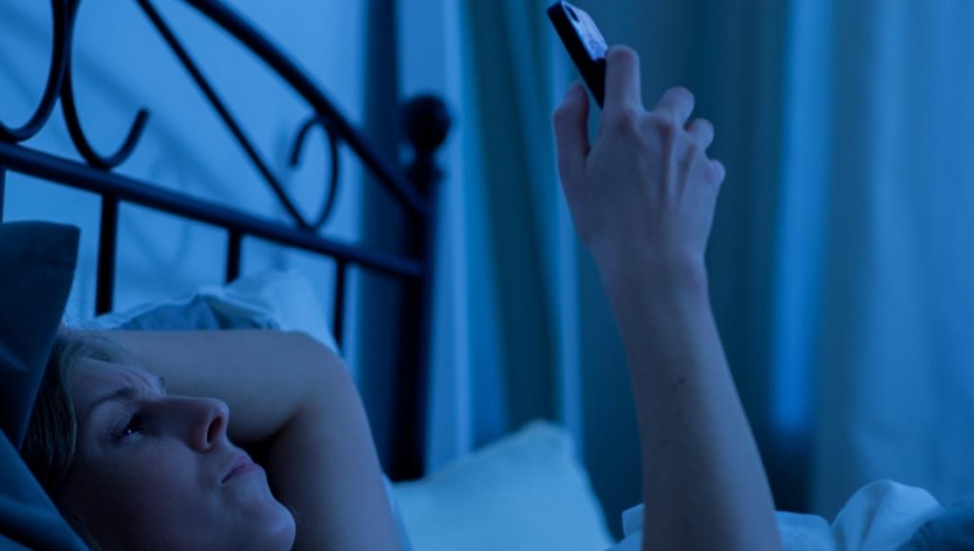 ‫الضوء الأزرق يؤذي العين.. وهذه مخاطره