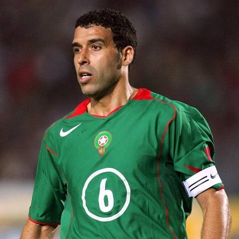 أسطورة الكرة المغربية يتبرع بـ 100ألف دولار لدعم صندوق مكافحة كورونا