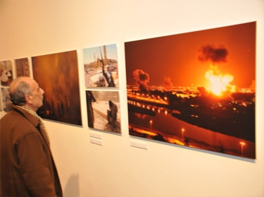 عمار عبد ربه يختزل 20 عاماً من التصوير الصحفي في 40 صورة