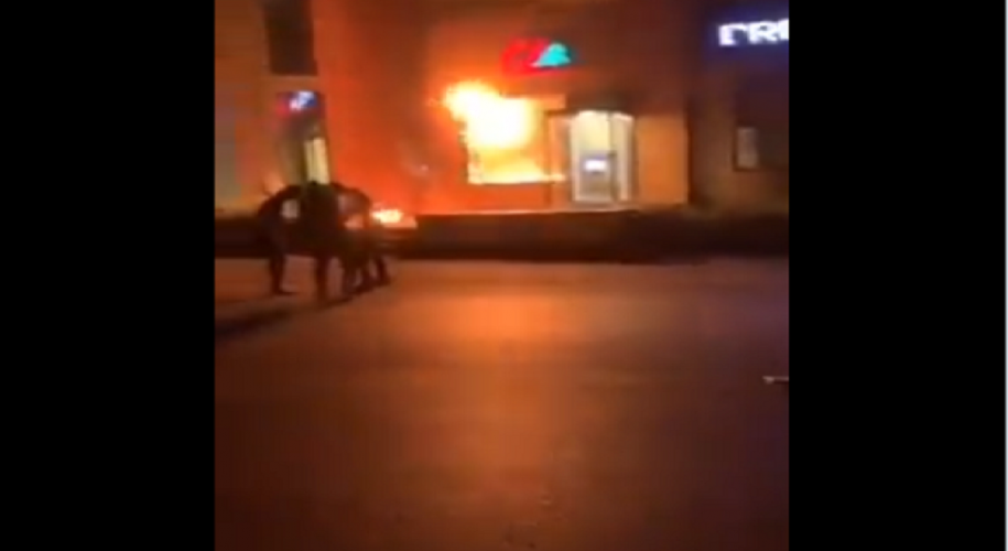 بالفيديو: هجمات بالقنابل على مصارف في لبنان