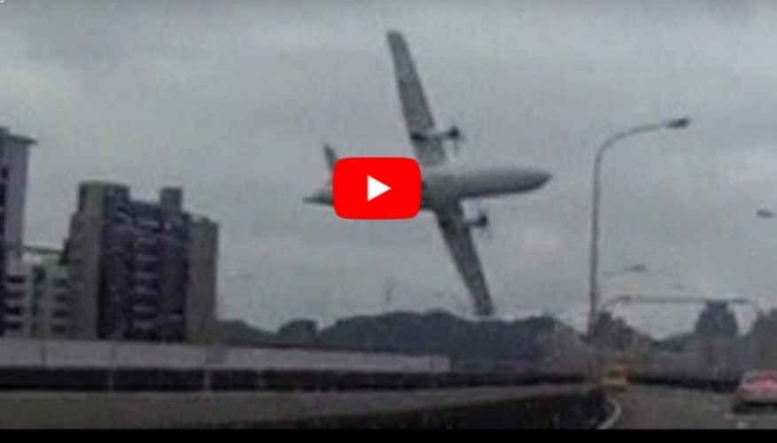 شاهد.. لحظة سقوط طائرة الركاب الباكستانية