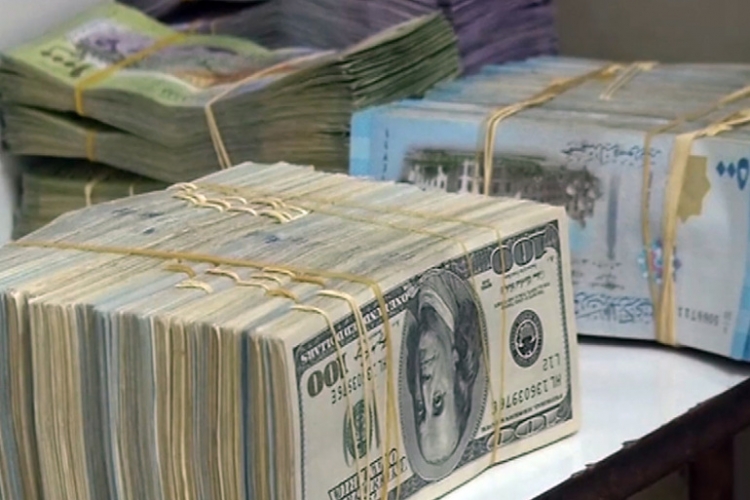 حكاية 'دولرة' الاقتصاد السوري.. 'رياض سلامة' مرّ من هنا!