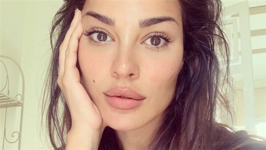 بالفيديو.. الفنانة نادين نجيم تنفجر بالضحك أثناء صلاة زفاف داخل كنيسة