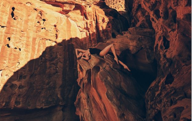 السعودية تسمح لمجلة أمريكية بتصوير لقطات صاخبة لعارضات أزياء عالميات داخل منطقة المدينة المنورة ـ فيديو