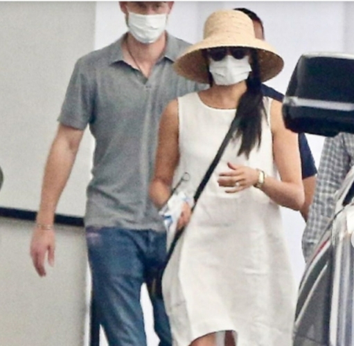 بسبب فستانها.. ماركل تتسبب بقطع الإجازة الصيفية لموظفي إحدى العلامات التجارية