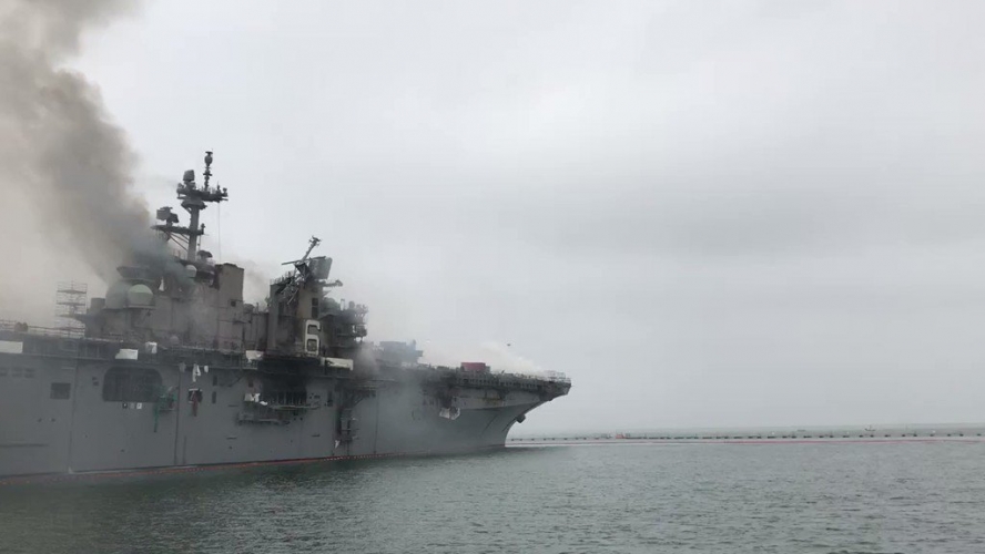 توقعات بكارثة عالمية جراء احتراق سفينة الإنزال الأمريكية 