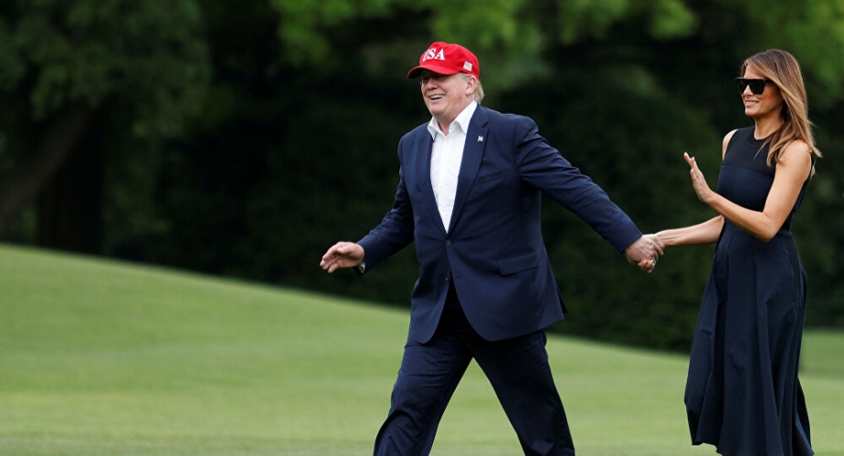 بالفيديو.. ميلانيا ترامب تمتنع عن مسك يد زوجها الرئيس في لقطة جديدة.. هل السبب ملابسها!؟