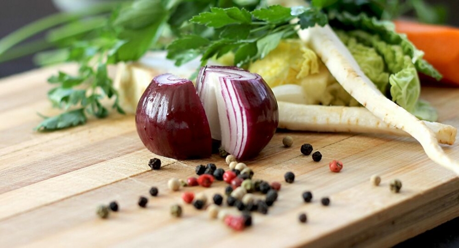 أسباب مذهلة تدفع النساء لتناول البصل