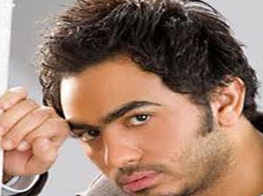 تامر حسني يعترف بالخطأ ويعلن تضامنه مع ثورة شباب مصر