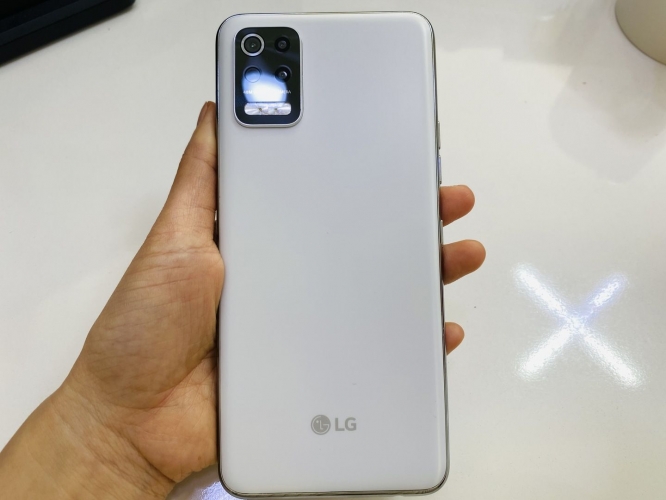 LG تعود للمنافسة وتتحدى سامسونغ بهاتف متطور