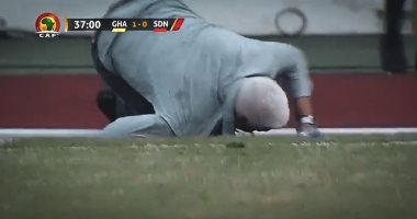 بالفيديو .. الحكم المساعد يعتدى بالضرب على مدرب السودان فى لقاء غانا
