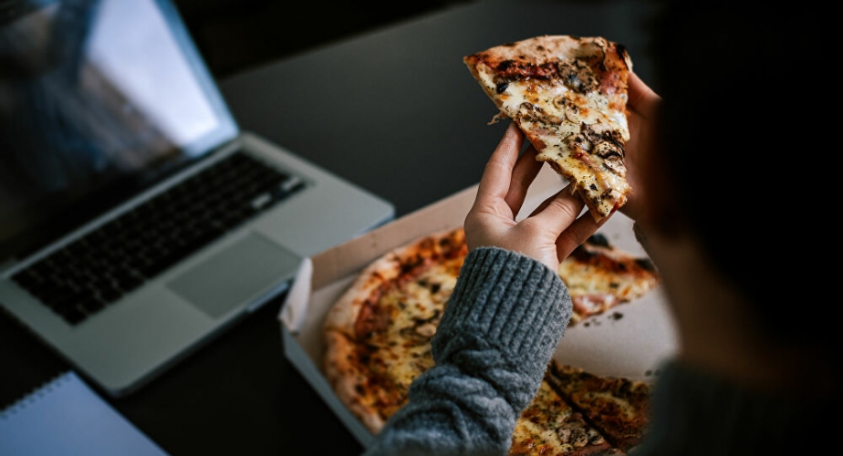 عامل بيتزا يتسبب في إغلاق عام وعزل أكثر من مليون شخص بمنازلهم