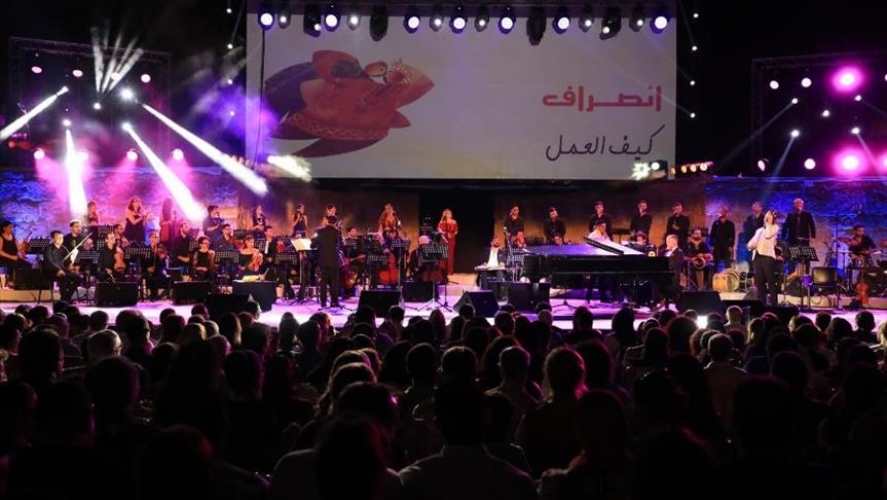 بالفيديو.. فنان تونسي يظهر بملابس نسائية في مهرجان قرطاج