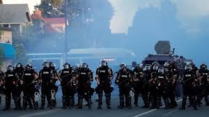 سلطات مينيابوليس الأمريكية تدعو السكان لضبط النفس بعد قيام الشرطة بقتل مواطن