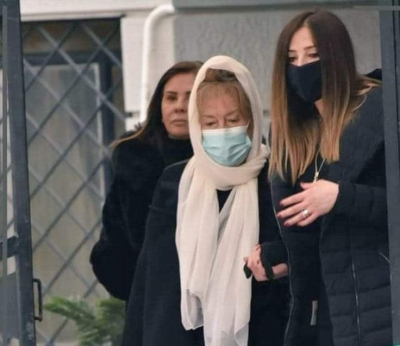 الإعلامية المصرية وفاء الكيلاني برفقة الفنانة منى واصف في عزاء حاتم علي