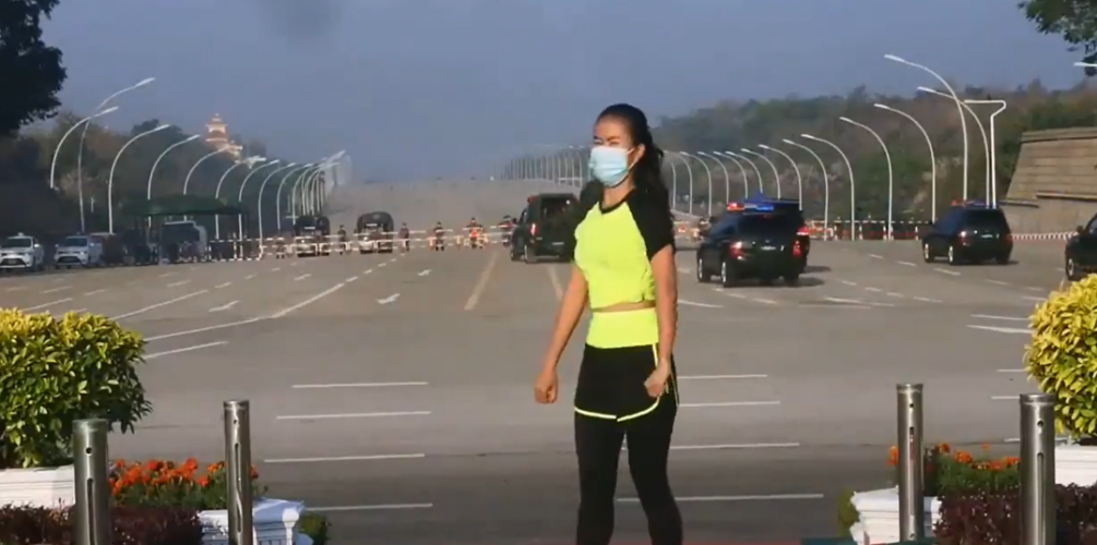 التاريخ يصنع وراءها