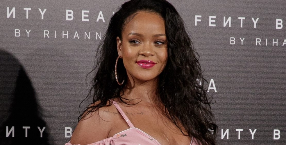 ريهانا تروّج لخط ملابسها الداخلية بإطلالة جريئة