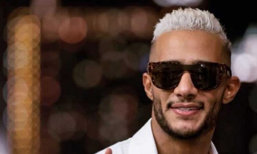 محمد رمضان يروّج لأغنيته الجديدة بالرقص داخل الطائرة 