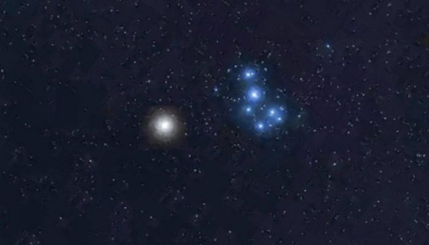 حدث فلكي نادر .. اقتران الشقيقات السبع والكوكب ذي الوشاح الأحمر اليوم