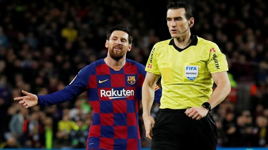 شاهد.. ميسي ينفعل بشدة في وجه حكم نهائي كأس ملك إسبانيا