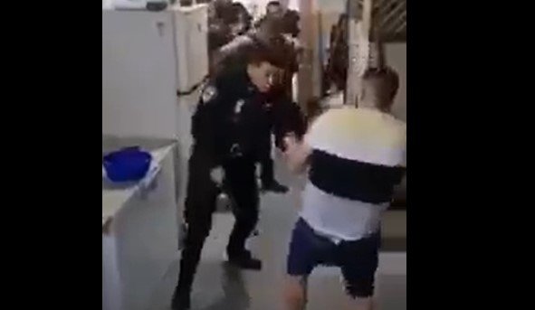 اعتداءات الشرطة الإسرائيلية السافرة على الفلسطينيين في بيوتهم !!