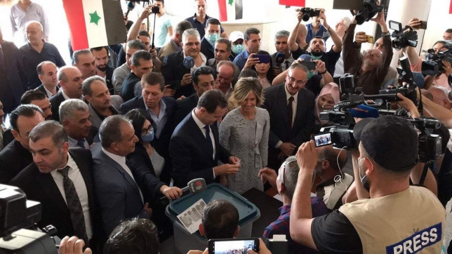 هتافات السوريين للأسد خلال الإدلاء بصوته الانتخابي في دوما بريف دمشق (فيديو)