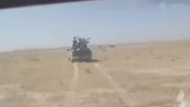 ‏فيديو يظهر عملية انتشار جنود الجيش_السوري والقوى الرديفة أثناء قيامهم بعملية تمشيط وملاحقة خلايا تنظيم ‎داعش في  البادية السورية.