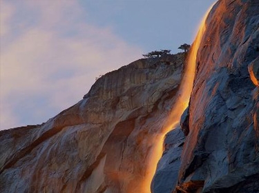 في ظاهرة نادرة .. شلال ماء يتحول إلى حمم بركان سائلة