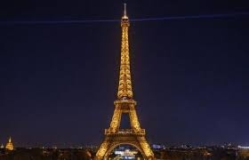 باريس تخطط لرفع أكبر علم في التاريخ على برج إيفل في ختام أولمبياد طوكيو
