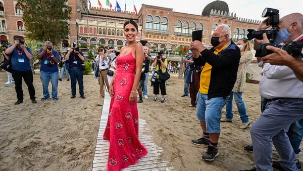 “مهرجان البندقية” ينطلق بالكمامات والفحوص