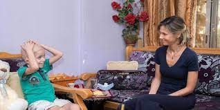 السيدة أسماء الأسد تزور الطفل مرتضى كينار بعد عملية زرع الخلايا الجذعية