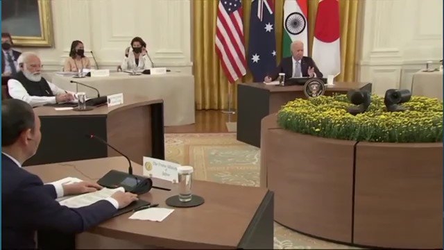 شاهد.. سماعة الترجمة تضع بايدن في موقف محرج