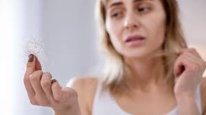سبب تساقط الشعر بعد التعافي من فيروس كورونا والحلول   