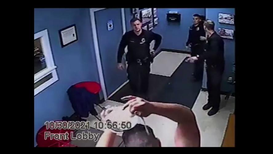 بالفيديو .. الشرطة الأمريكية تشعل النار برأس شاب خلال التحقيق معه