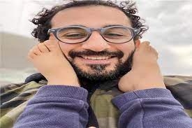 أحمد حلمي يمازح المتابعين بصورة طريفة مع إبنه!