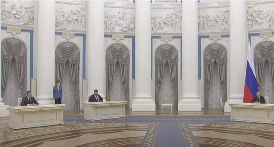 بوتين يوقع مرسومين للاعتراف باستقلال دونيتسك ولوغانسك عن أوكرانيا