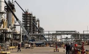 السعودية تقر بـ إنخفاض إنتاج إحدى مصافي النفط  بعد ضربات للجيش اليمني   