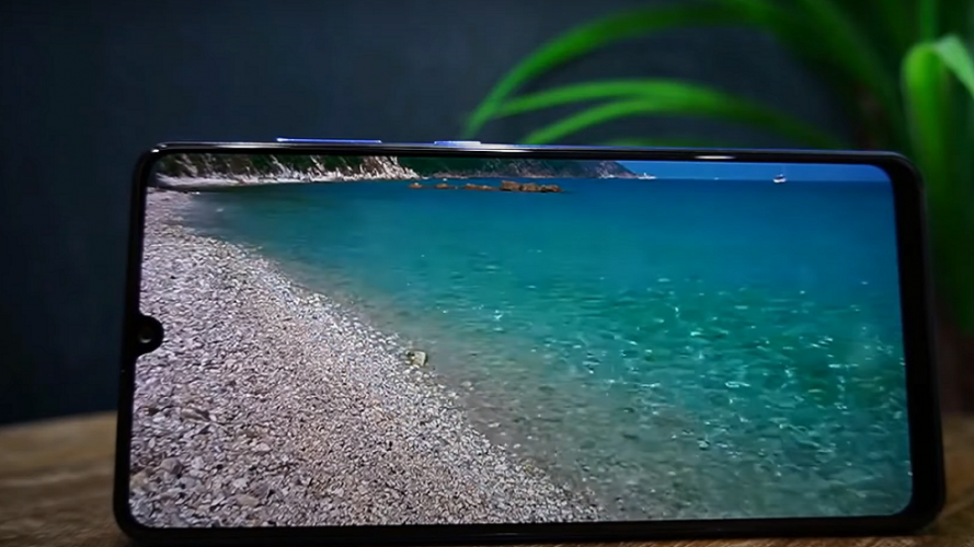 سامسونغ توسع عائلة Galaxy بهاتف متطور ورخيص الثمن