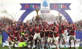 بعد غياب 11 عاماً.. ميلان يتوج بلقب الدوري الإيطالي 