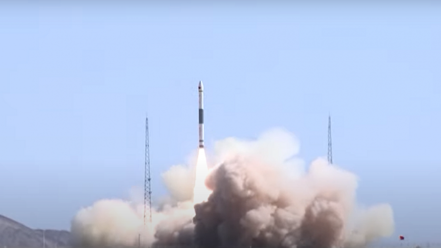 الصين تطلق قمرا صناعيا لدراسة الفضاء القريب من الأرض