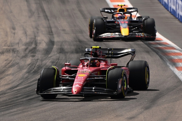 تتويج / كارلوس ساينز/ سائق فيراري بسباق بريطانيا الكبرى للفورمولا 1